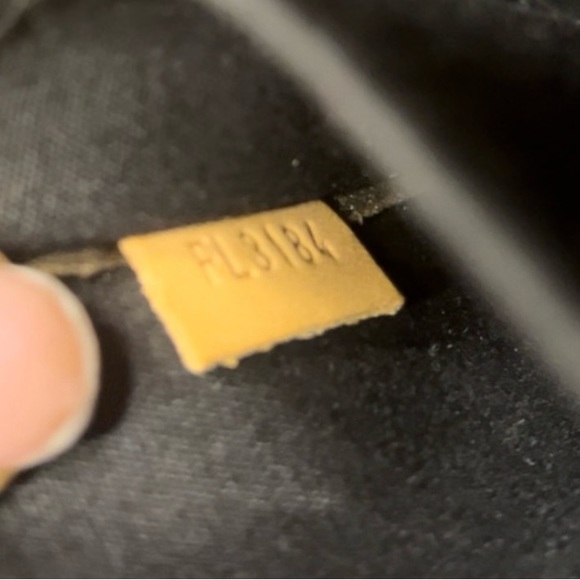 Louis Vuitton Vernis Alma PM in Noir - Picture 11 of 12